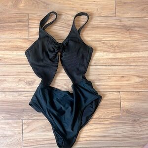 Hollister Black One-Piece Cutout Swimsuit S – Trendy & Flattering